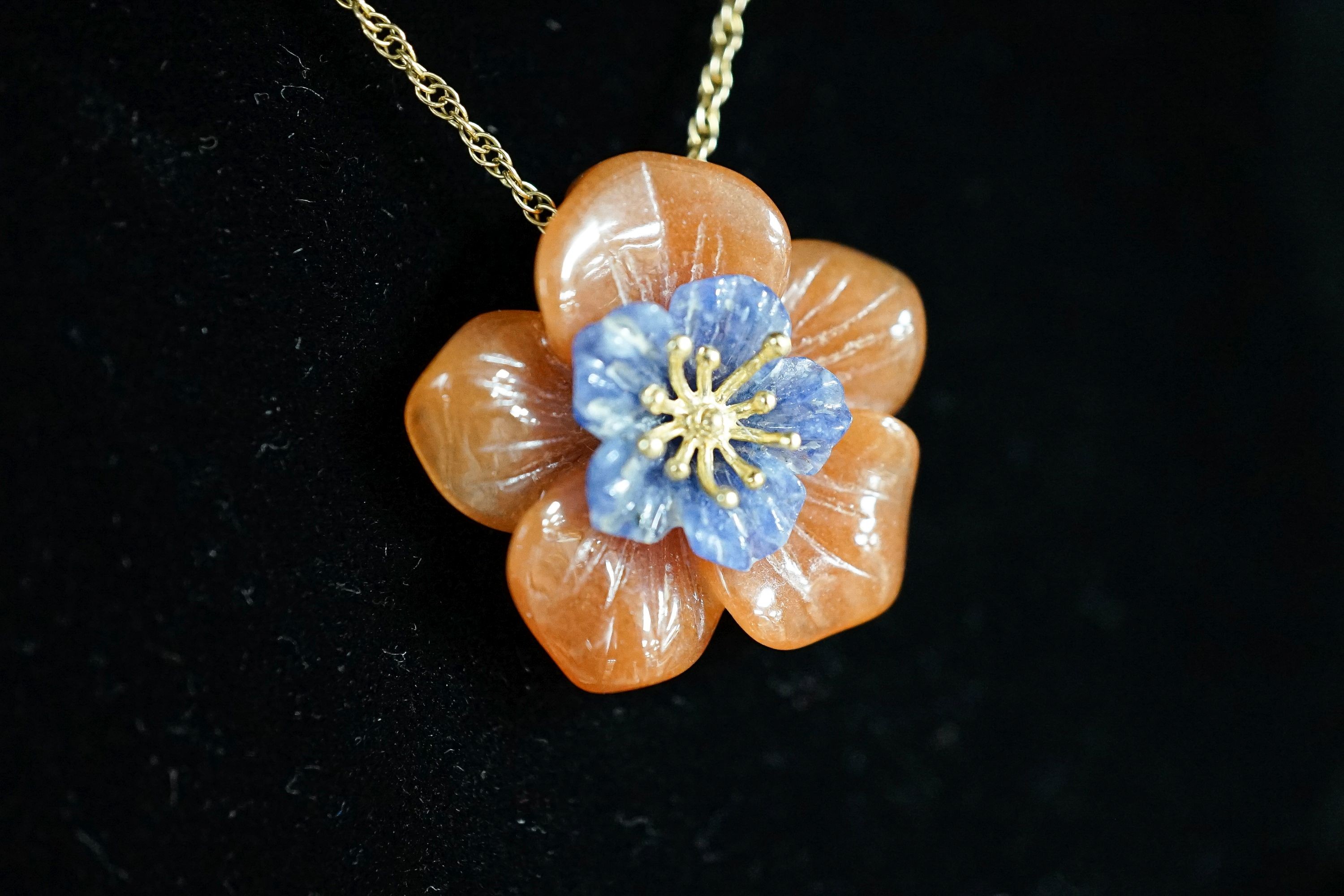 A continental 14k and two colour hardstone set flower head pendant necklace, pendant 24mm, chain 46cm, gross weight 6.3 grams